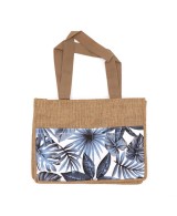 Presentación de bolsas shopper de yute natural con estampados tropicales surtidos.