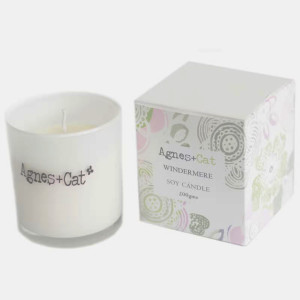 Velas Agnes + Cat en envase de cristal con diseño sencillo y decorativo para ambientar el hogar.
