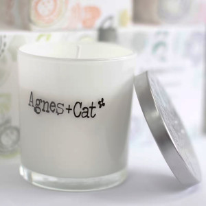 Vela Agnes + Cat en envase de cristal con diseño sencillo y decorativo.