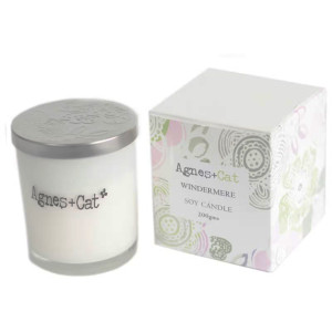 Vela Agnes + Cat en envase de cristal abierta con cera visible.