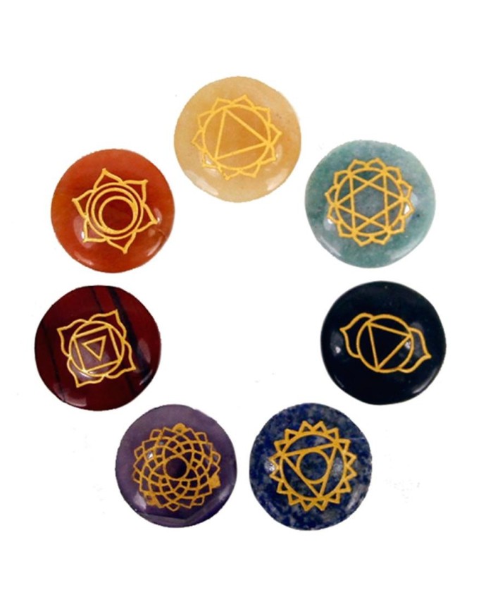 Set de siete piedras naturales para chakras con bolsa de algodón para meditación y bienestar espiritual.