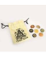 Piedras naturales pulidas con símbolos de chakras para meditación y equilibrio interior.