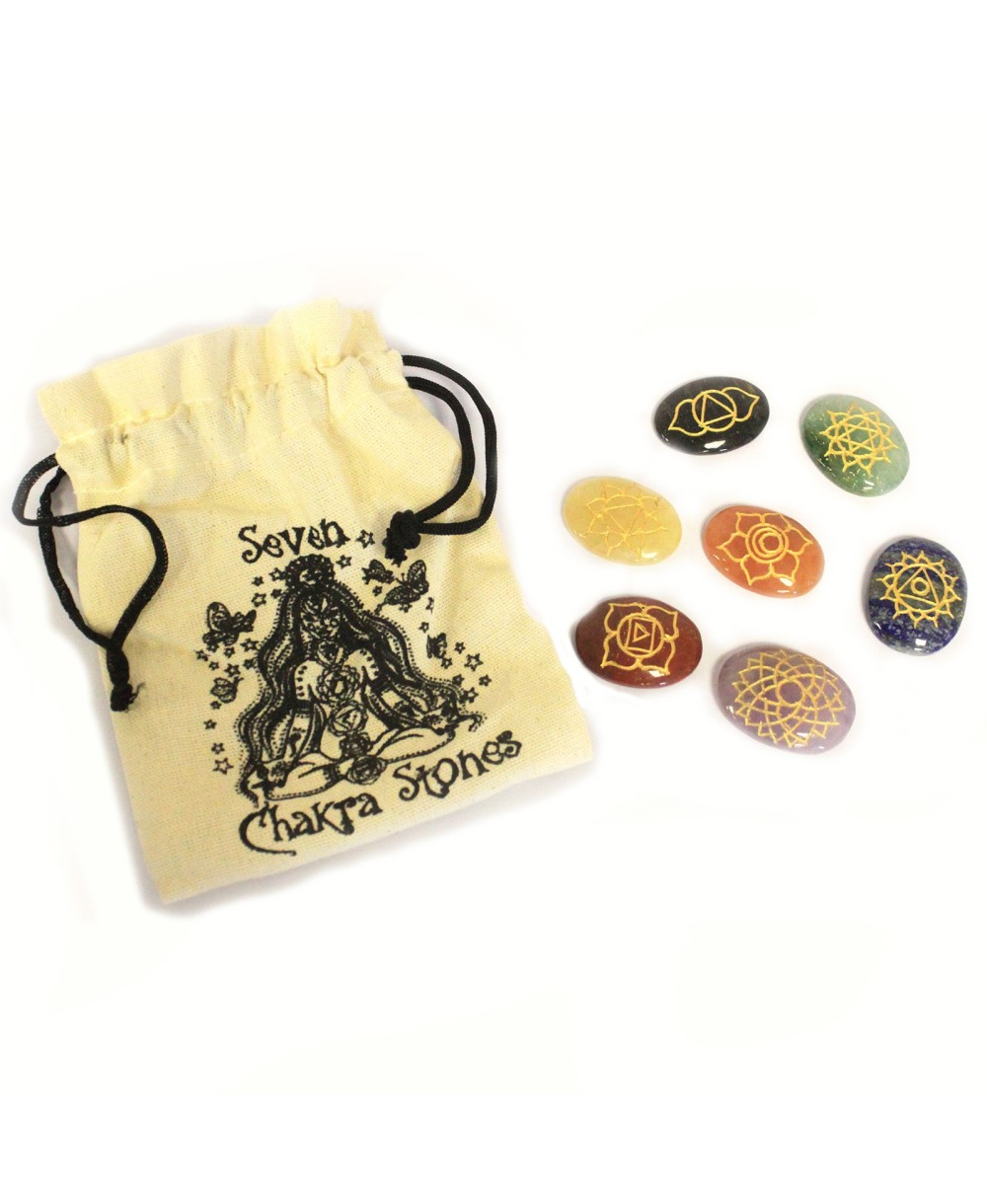 Conjunto de piedras energéticas para chakras presentado junto a bolsa de algodón.