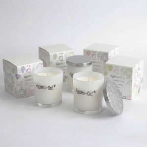 Velas Agnes + Cat en envase de cristal con diseño sencillo y decorativo para ambientar el hogar.