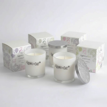Velas Agnes + Cat en envase de cristal con diseño sencillo y decorativo para ambientar el hogar.