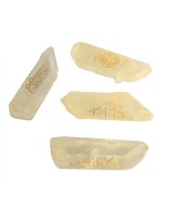 Set de cuatro puntas de cuarzo natural grabadas con símbolos Feng Shui y bolsa de algodón.