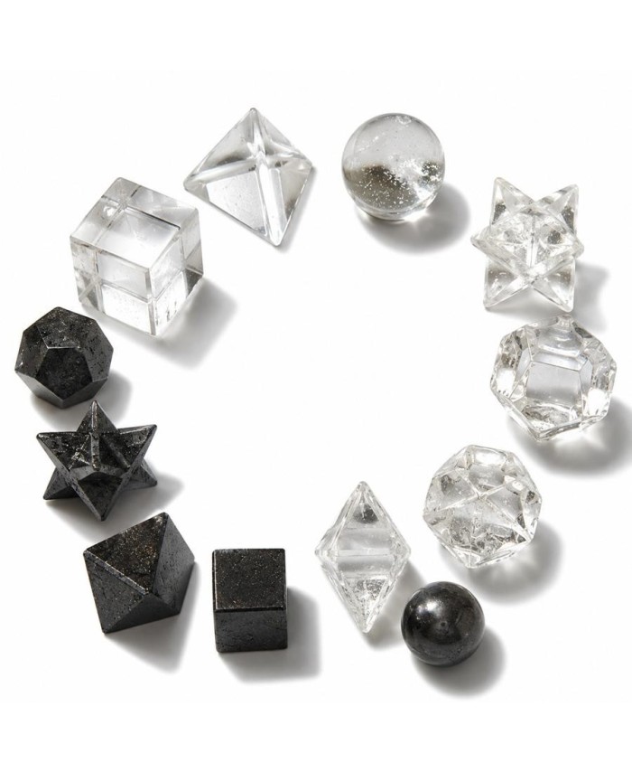 Set de siete figuras geométricas talladas en piedra natural para meditación y decoración espiritual.