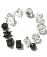 Set de siete figuras geométricas talladas en piedra natural para meditación y decoración espiritual.