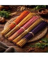 Presentación de varias varillas de incienso aromático con soporte de bambú para perfumar el hogar.