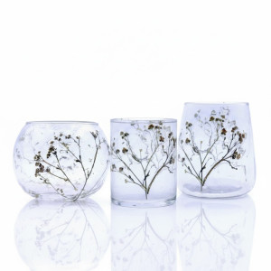Conjunto de portavelas de vidrio reciclado con margaritas secas reales en distintos tamaños decorativos.