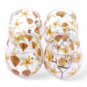 Detalle del cristal reciclado con flores y pétalos otoñales en portavelas pequeño.