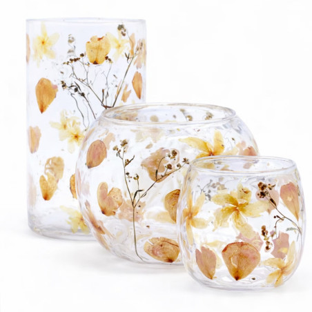 Presentación de los 3 diseños de portavelas con flores prensadas encapsuladas en el cristal.