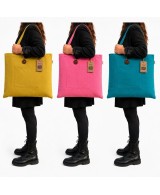 Bolsos grandes reversibles disponibles en varios colores y con bolsillo exterior y asas largas.