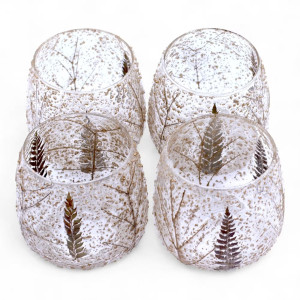 Detalle del cristal reciclado con hojas de helecho encapsuladas en portavelas pequeño.