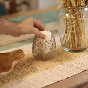 Vista superior del portavelas pequeño de vidrio reciclado con acabado texturizado.