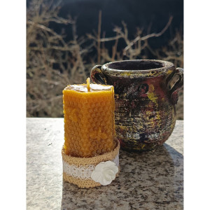 Detalle de la textura de panal en la vela de cera de abeja natural reciclada.