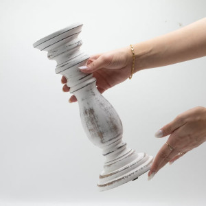 Presentación del candelabro mediano de madera vintage como decoración natural.