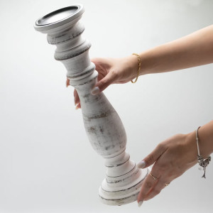 Presentación del candelabro grande de madera vintage como decoración del hogar.