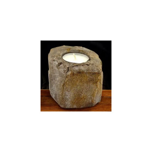 Vista superior del portavelas de madera petrificada mostrando el hueco para vela.