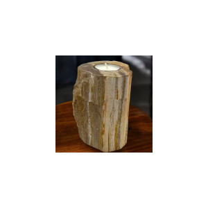 Base del portavelas alto de madera petrificada apoyado sobre superficie lisa.
