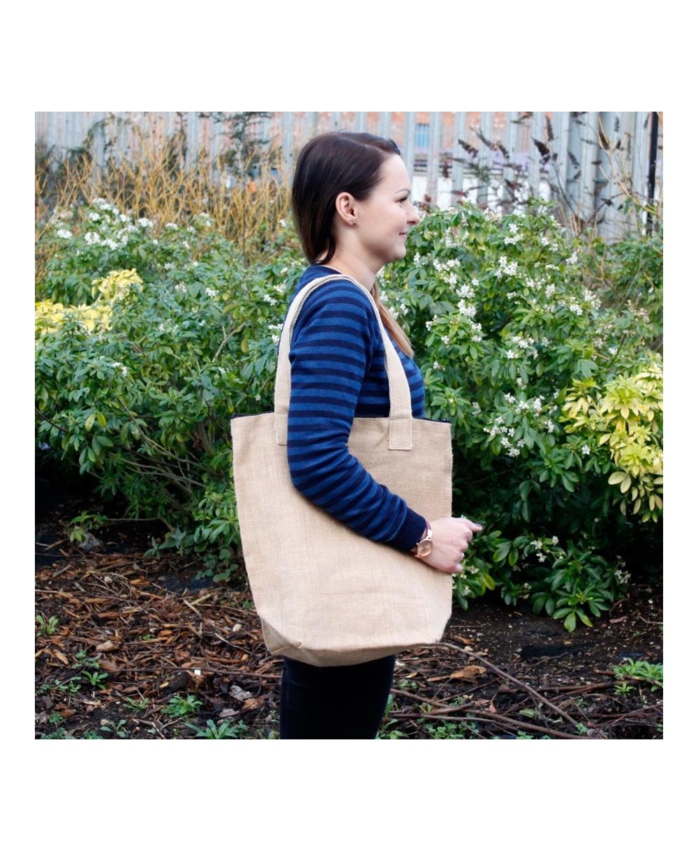 Vista lateral de bolso de yute natural reutilizable con acabado resistente y estilo artesanal.