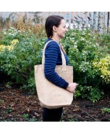 Vista lateral de bolso de yute natural reutilizable con acabado resistente y estilo artesanal.