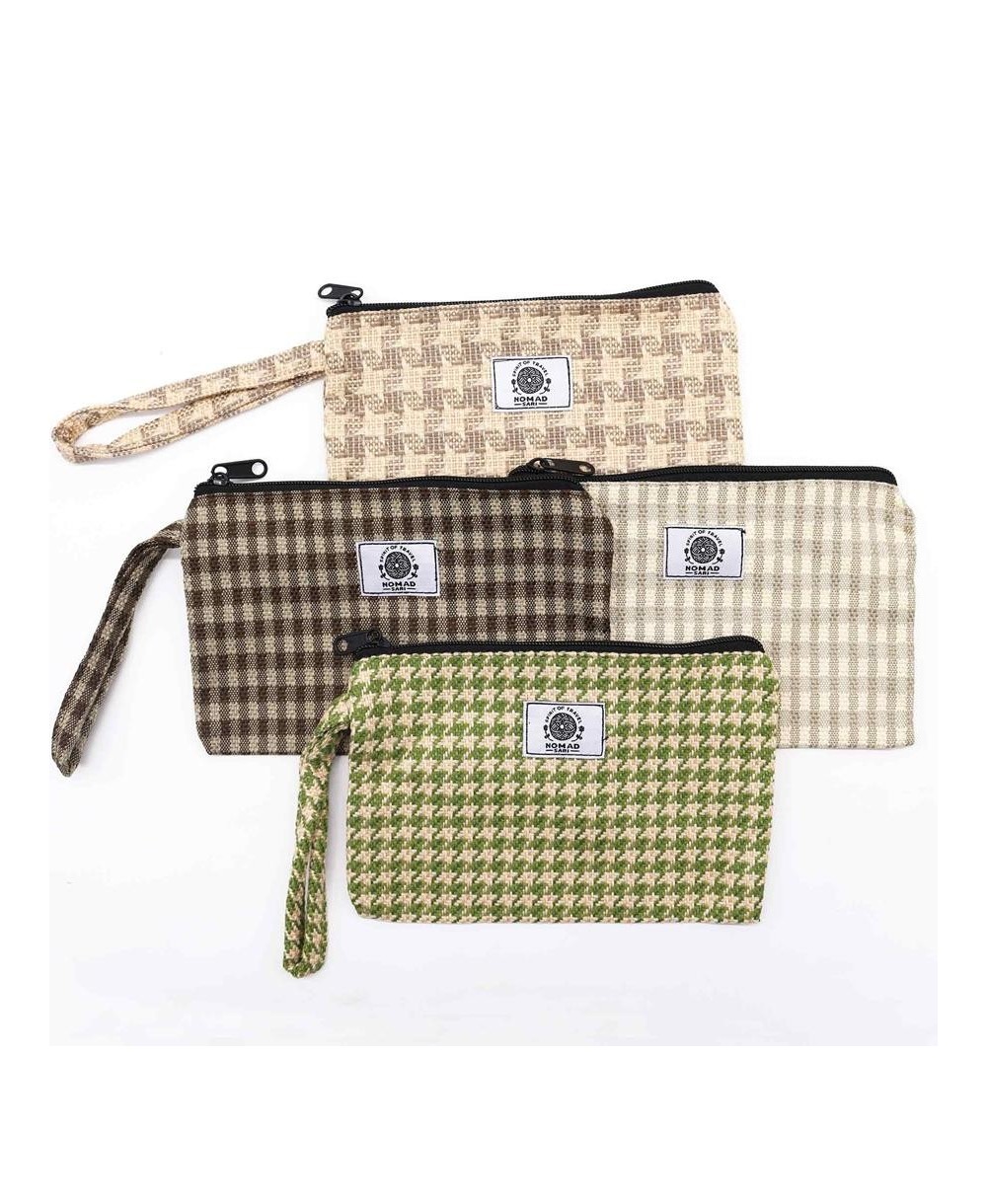 Neceseres textiles con cremallera y muñequera para organizar accesorios personales.