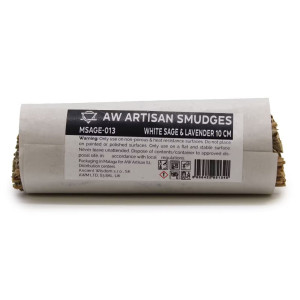 Atado pequeño de salvia blanca y lavanda con envoltorio.