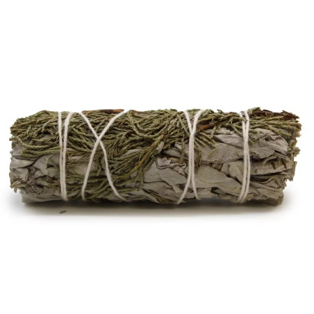 Atado de salvia blanca y enebro seco atado con hilo de algodón para limpieza energética natural.