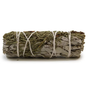 Atado de salvia blanca y salvia negra seco atado con hilo de algodón para limpieza energética natural.
