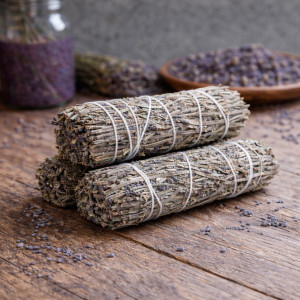 Atado de lavanda natural para armonizar el hogar.