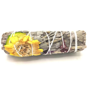 Atado de salvia con flor de dalia amarilla atado con hilo blanco vista frontal.