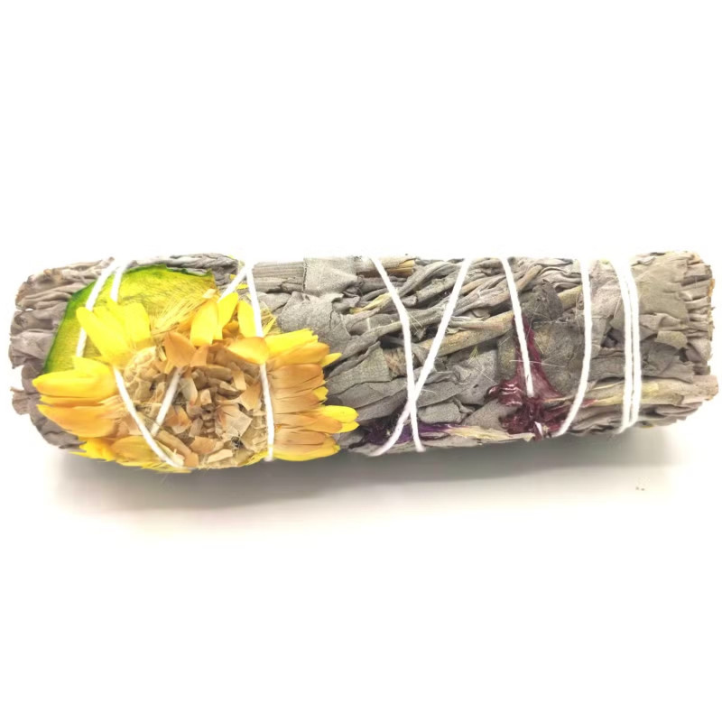 Atado de salvia con flor de dalia amarilla atado con hilo blanco vista frontal.