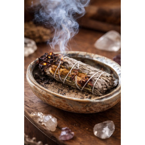 Atado de salvia con flores secas atado con hilo blanco.