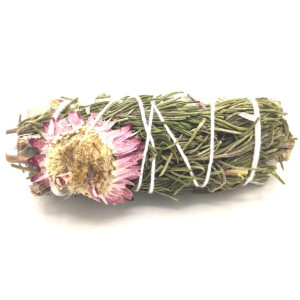 Atado herbal artesanal con flor decorativa natural.