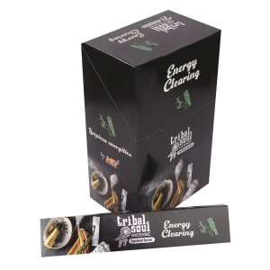 Caja abierta de incienso natural con varillas y soporte cerámico para limpieza energética del hogar.