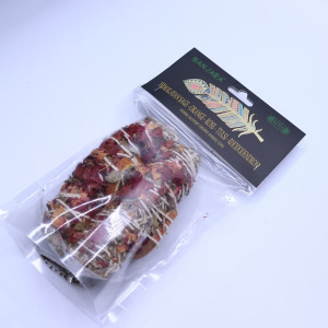 Presentación de los atados de salvia del Himalaya y pétalos florales.