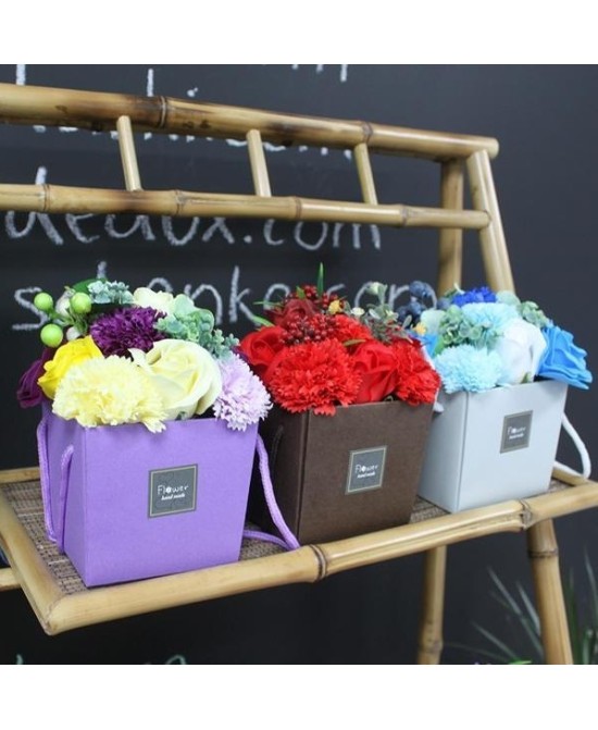 Bouquet de flores de jabón en caja decorativa para regalo y baño aromático.