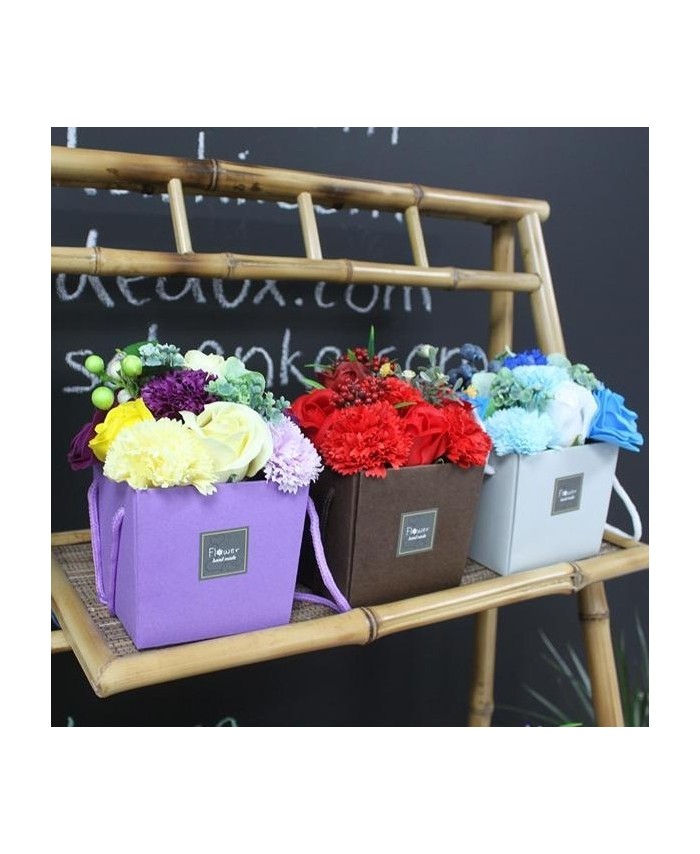 Bouquet de flores de jabón en caja decorativa para regalo y baño aromático.
