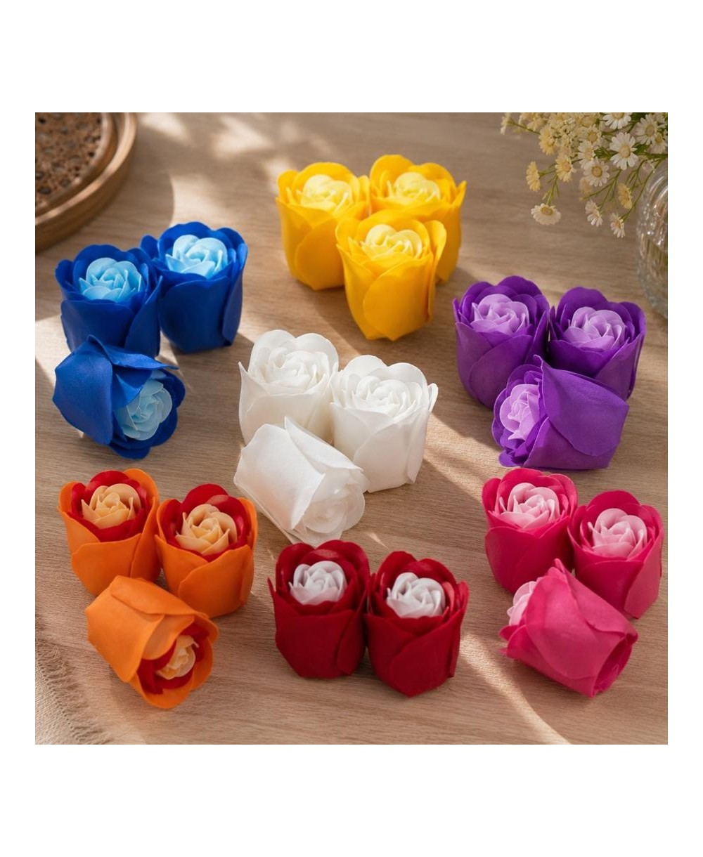 Set de tres rosas de jabón en caja transparente con forma de corazón para regalo.