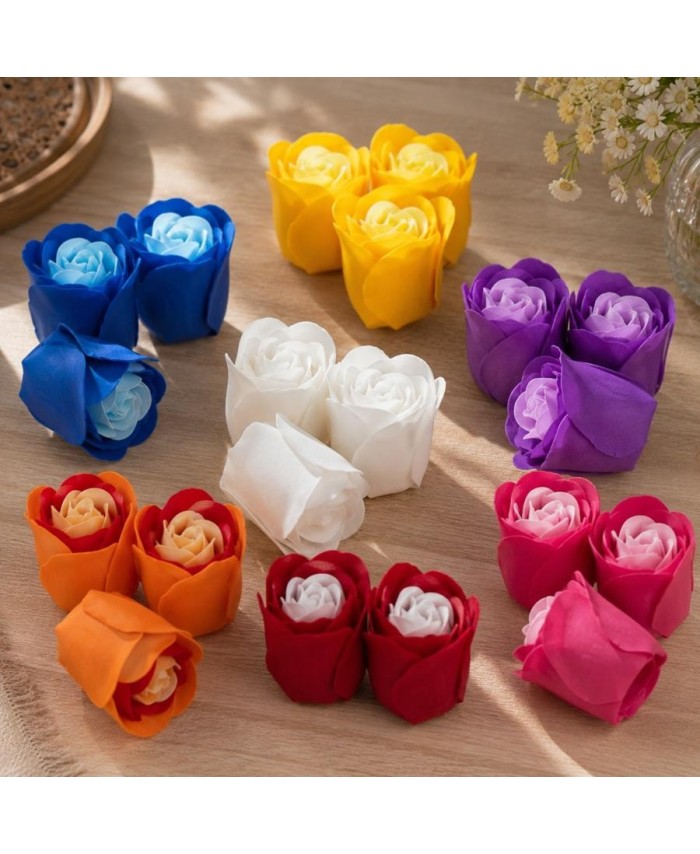 Set de tres rosas de jabón en caja transparente con forma de corazón para regalo.