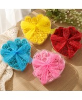 Set de 24 rosas de jabón en caja transparente con forma de corazón para regalo.