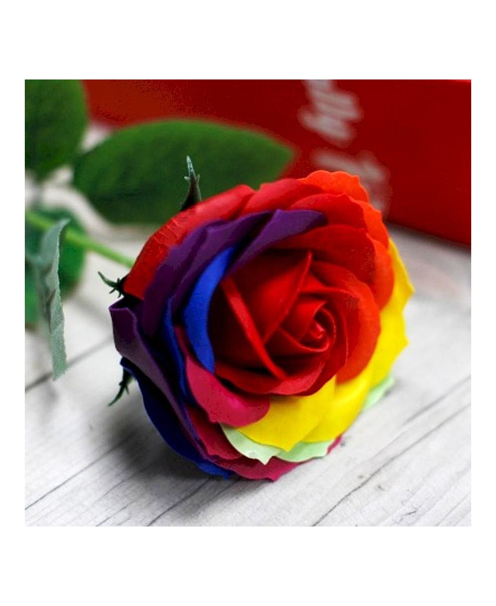 Rosa de jabón arcoíris ideal para regalar en ocasiones especiales.