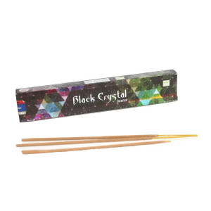 Presentación de caja Satya Black Crystal con varillas de incienso colocadas delante.