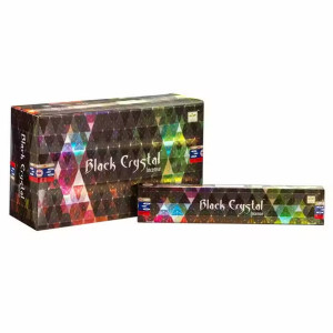 Presentación de caja Satya Black Crystal con varillas de incienso colocadas delante.