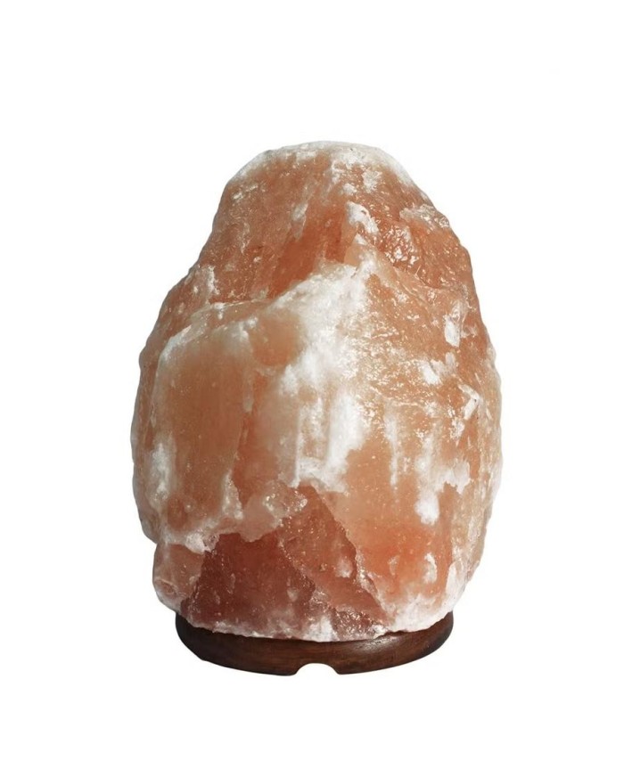 Presentación frontal de lámpara de sal mineral natural con base de madera.