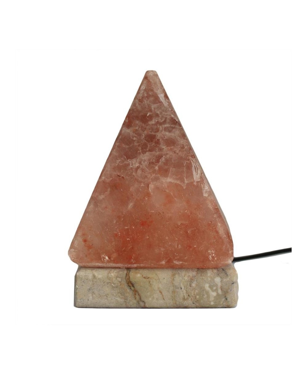 Lámpara de sal del Himalaya en forma de pirámide con base de piedra y conexión USB.