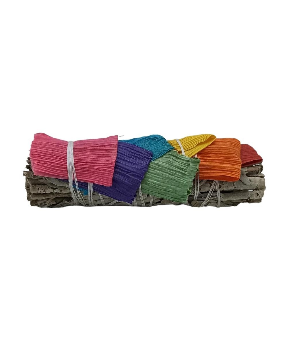 Atado de salvia blanca natural decorado con siete hojas de maíz de colores para rituales de sahumado.