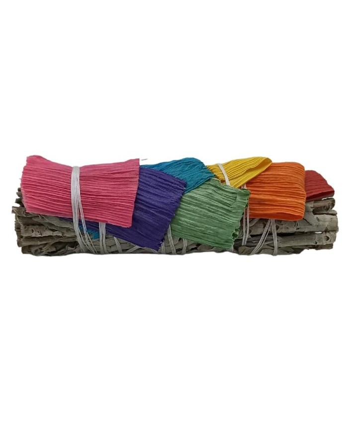 Atado de salvia blanca natural decorado con siete hojas de maíz de colores para rituales de sahumado.