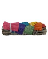 Atado de salvia blanca natural decorado con siete hojas de maíz de colores para rituales de sahumado.